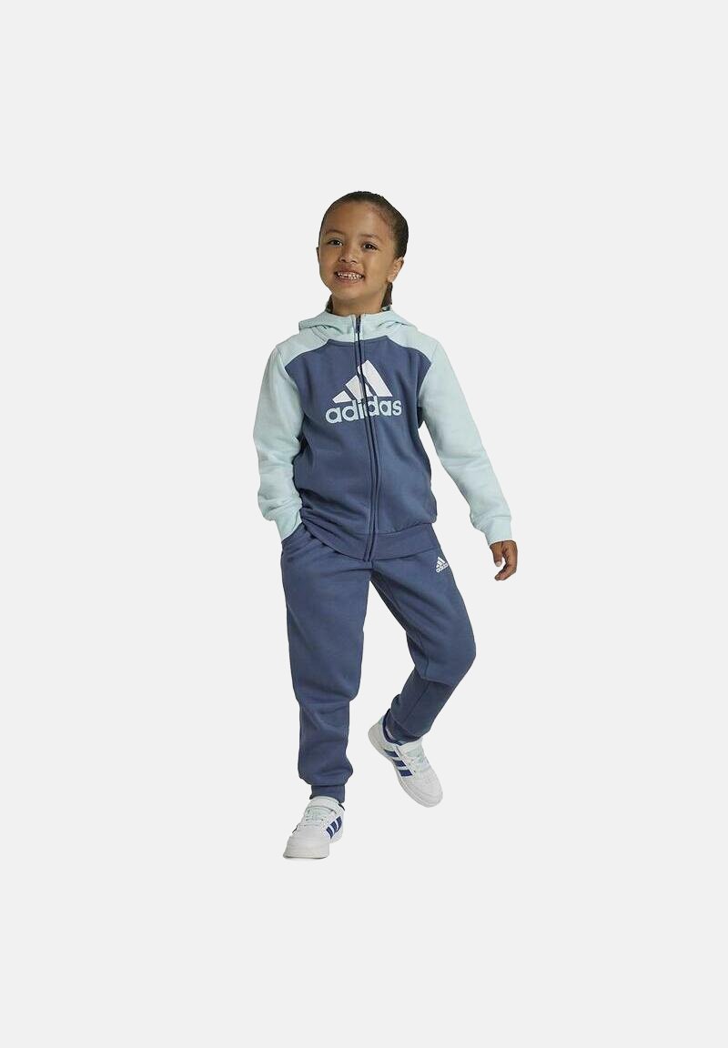 Chándal juvenil de Adidas en azul marino y celeste, que incluye sudadera con cremallera, logo blanco y pantalones de chándal a juego con puños elásticos.
