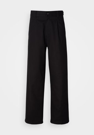Pantalones negros hechos de una tela suave, con un diseño de pierna recta, pliegues frontales y un cierre de botón en la cintura.