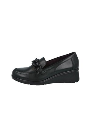 Zapato cuña de cuero negro con puntera redondeada y detalle decorativo de cadena en la parte superior, visto de lado.