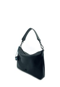 Borsa a mano in pelle nera con una texture morbida, forma curva e tracolla corta. Presenta un dettaglio blu e una chiusura con cerniera.