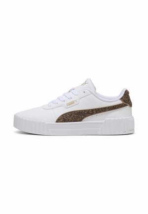 Hvid Puma-sneaker med leopardprint-stribe og hældetalje, gult Puma-logo på siden og på tungen, flad gummisål og snørelukning foran.