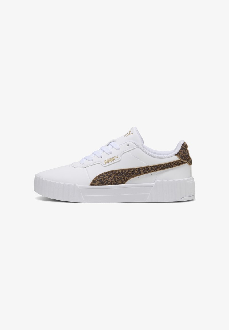 Бяла маратонка Puma с леопардов принт на лентата и детайл на петата, златно лого Puma отстрани и на езика, плоска гумена подметка и връзки отпред.