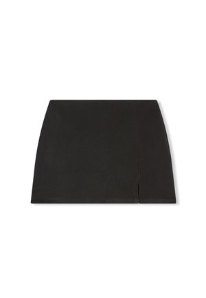 Gonna mini nera con una piccola fessura anteriore, tessuto liscio e orlo dritto, esposta piatta su uno sfondo bianco.