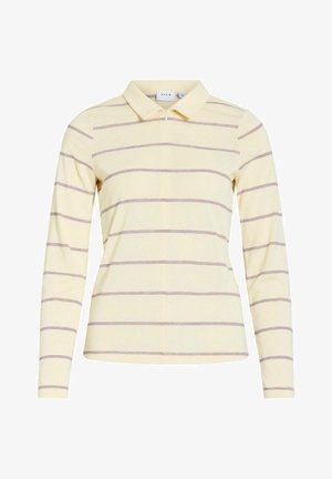 Dolg rokav, svetlo rumena polo majica s tankimi vodoravnimi rdečimi in črnimi črtami ter zadrgo spredaj.