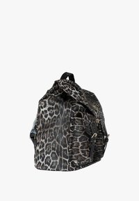Zaino con stampa leopardata dalla superficie testurizzata, dettagli neri, molteplici tasche con cerniera e una robusta maniglia sulla parte superiore.