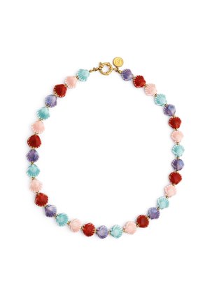 Collar con cuentas coloridas en forma de concha en rojo, rosa, morado y azul, separadas por pequeñas cuentas doradas, y un cierre dorado con un colgante.