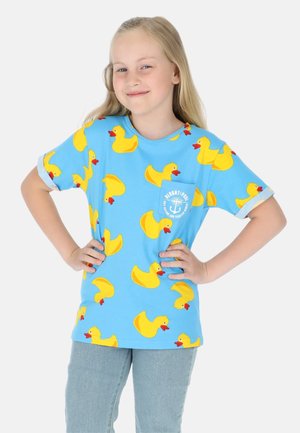 Blaues Baumwoll-T-Shirt mit gelben Gummientenmustern, kurzen aufgerollten Ärmeln und einer kleinen Tasche mit einem Grafikdruck.