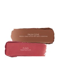 To horisontale leppestiftprøver: øverst er en middels dyp bronsefarge "Palm Cove", nederst er en vannmelonrosa "Fling", på en hvit bakgrunn.