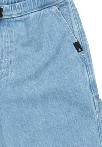 Svetlomodré denim šortky majú elastický pás, bočné vrecká a malú čiernu logo nášivku na prednej strane. Hladká textura, ležérny dizajn.