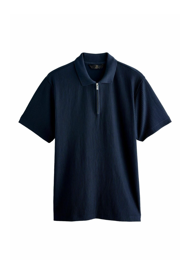 Granatowa koszulka polo o strukturalnej teksturze, z krótkimi rękawami i kołnierzykiem na zamek. Wykonana z miękkiego materiału zapewniającego komfort i wentylację.