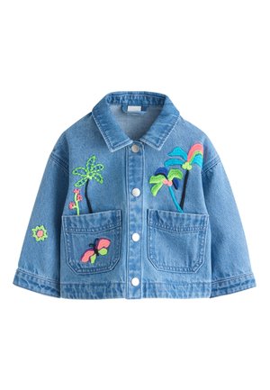 Blaue Jeansjacke mit Druckknöpfen, großen Fronttaschen und bunten, bestickten Palmen-, Schmetterlings- und Blumendesigns.