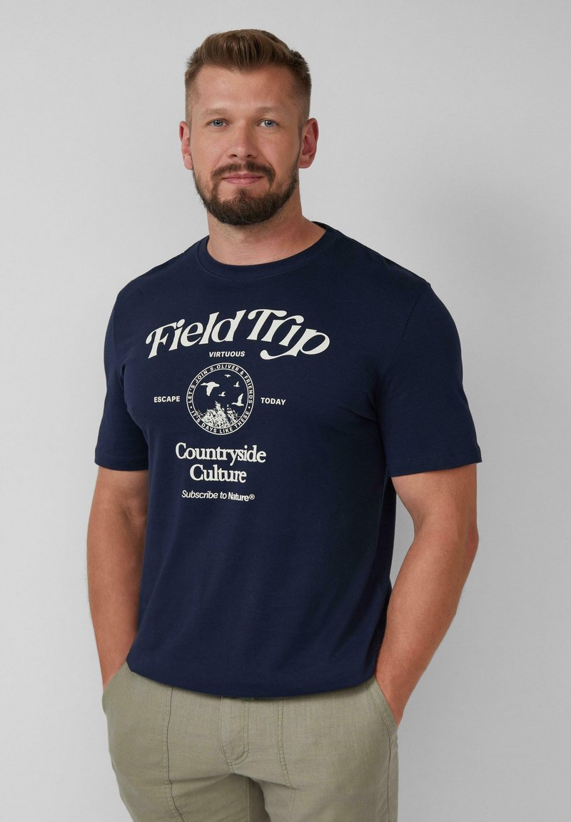Marineblauwe katoenen T-shirt met witte tekst, ronde halslijn en korte mouwen; bevat grafische elementen en zinnen gerelateerd aan de natuur en verkenning.