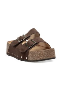 Sandalias de plataforma de ante marrón con dos hebillas metálicas ajustables, entresuela de corcho, suela texturizada y tachuelas decorativas en el lateral.