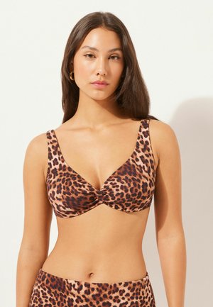 Sujetador de estampado de leopardo con tirantes anchos y un diseño frontal retorcido. Fabricado en una suave tela de textura lisa en tonos marrones y beige.