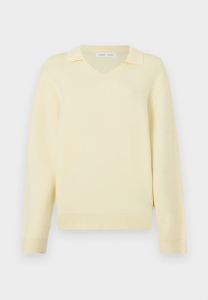 Pulover galben cu guler în V și guler structurat, realizat din material moale, cu mâneci lungi și detalii cu tiv nervurat.