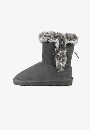 Szare zamszowe botki za kostkę z futrzanym mankietem, związane dopasowaną kokardką, z gumową podeszwą i gładką teksturą.