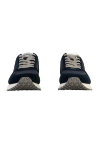 Baskets bleu marine avec une semelle grise texturée, un design à lacets, en daim et en matériaux synthétiques, une languette rembourrée et un branding minimal.
