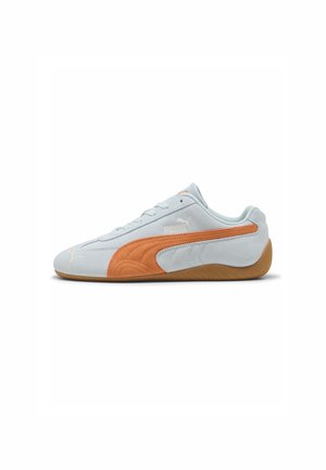 Puma sneakers met een lichtblauwe suede bovenkant, oranje accenten aan de zijkanten, wit logo en een tan rubberen buitenzool met een gladde textuur.