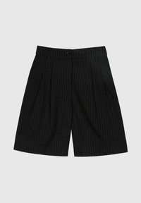 Shorts noirs à rayures, dotés de plis, d'une fermeture à bouton et d'une taille haute. Le tissu a une texture lisse et un design structuré.