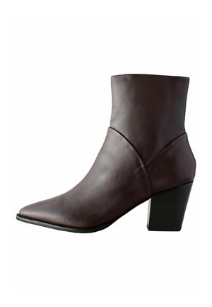 Bottine en cuir marron foncé avec bout pointu et talon bloc, au design simple et à la finition lisse.