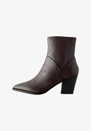 Dunkelbraune Leder-Ankle Boots mit spitzem Fuß und Blockabsatz, schlichtes Design und glatte Oberfläche.