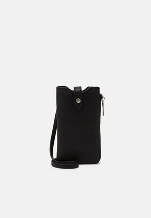 Zwart leren telefoonhoesje met ritssluiting en drukknoop. Voorzien van een afneembare riem en een gladde matte afwerking.