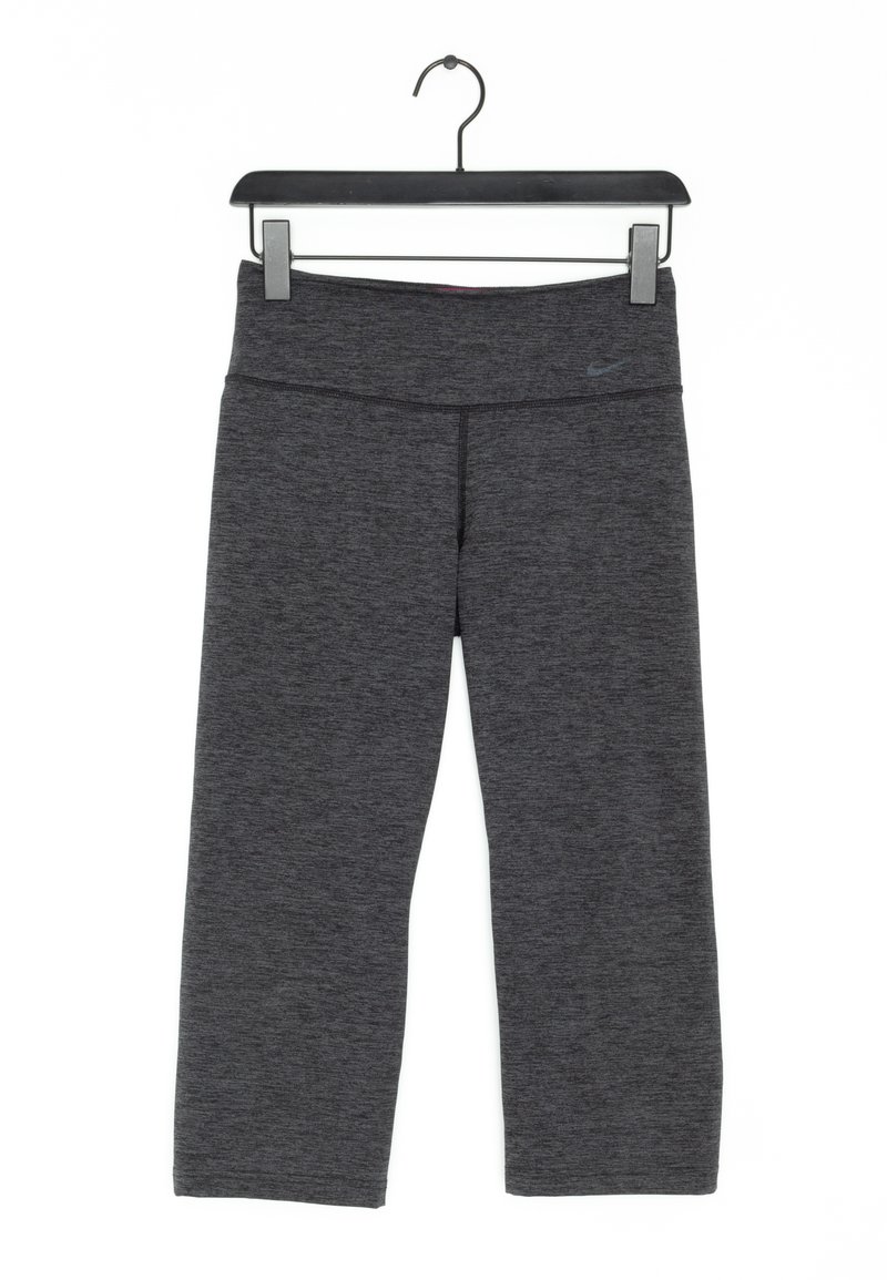 Černé sportovní kalhoty s plochým pasem, vyrobené z texturované látky, s malým logem a rovnými nohavicemi.