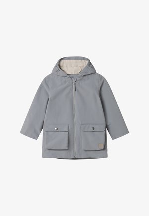 Imperméable à capuche gris clair avec fermeture éclair frontale et deux poches à rabat avec boutons-pression, conçu pour les enfants.