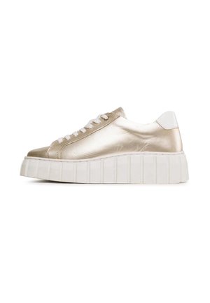 Metaliczne złote buty sportowe z białymi sznurowadłami, teksturowaną cholewką, grubą białą platformą i zaokrąglonym noskiem. Brak widocznych wzorów lub akcentów.
