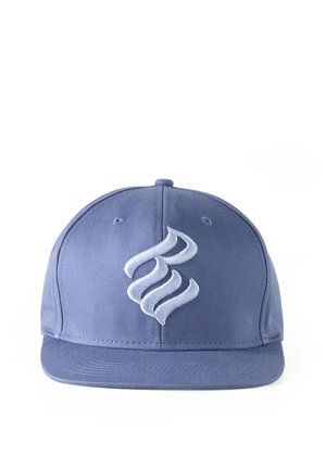 Kék baseball sapka fehér stilizált "W" betűvel az elején, elölről fehér háttéren ábrázolva.