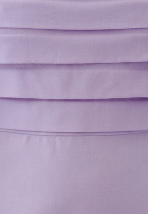Gaiši violetas audums ar gludu tekstūru, kas satur trīs horizontālas krokas. Šuvumi ir noslēpti, radot tīru līniju visā dizainā.