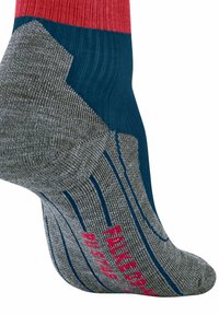 Mehrfarbige Socke mit einem roten oberen Teil, einem blauen Mittelteil und einem grauen Fuß aus strukturiertem Strick. Enthält blaue Streifen und pinken Text.