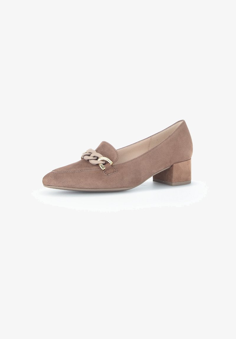Chaussures basses en suédine beige à talon bas avec un bout pointu, ornées d'une sangle tressée décorative et d'accents dorés à l'avant.