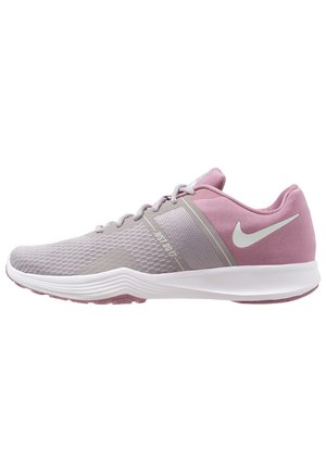 Jasnoróżowy i szary but do biegania Nike z białą podeszwą i sznurówkami, bocznym logo oraz tekstem "Just Do It" na górnej warstwie siateczki.