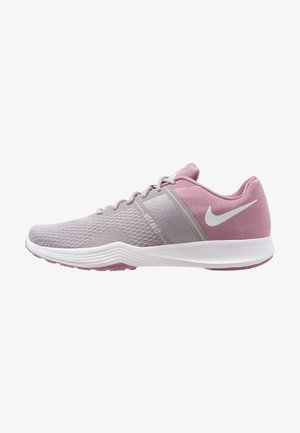 Chaussure de course Nike rose clair et grise avec semelle blanche et lacets, logo latéral et texte "Just Do It" sur la couche supérieure en mesh.