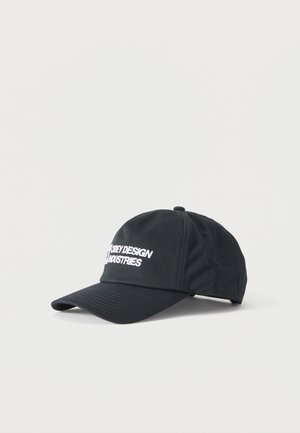 Must pesapalli nokam valge tikandiga "OBEY DESIGN INDUSTRIES" esiküljel, esitatud lihtsa heleda tausta ees.