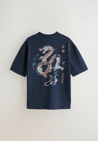 Marineblaues T-Shirt mit kurzen Ärmeln, großem stilisiertem Drachenmotiv und vertikalem japanischem Text auf der Rückseite.