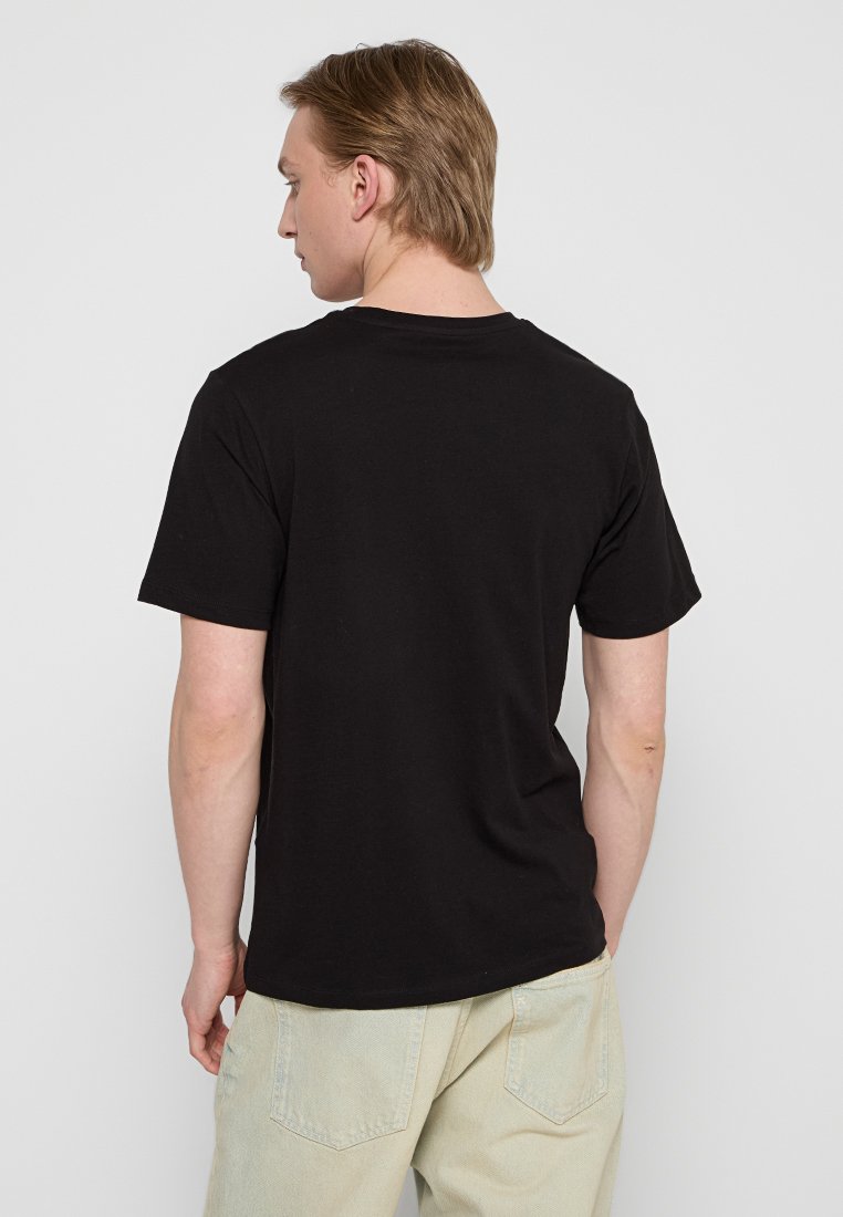 Schwarzes T-Shirt mit kurzen Ärmeln aus Baumwolle; verfügt über einen klassischen Rundhalsausschnitt und eine lockere Passform; schlichte Rückseite ohne Grafiken oder Muster.