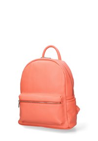 Sac à dos en cuir corail au design arrondi, avec une poignée supérieure, une poche zippée sur le devant et une texture subtile. Dispose de bretelles réglables.