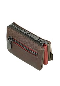 Cartera de cuero marrón texturizada con múltiples compartimentos con cremallera, incluyendo un bolsillo delantero con borde rojo y tiradores de cremallera de metal.