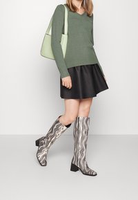 VILA Strickpullover - mottled green