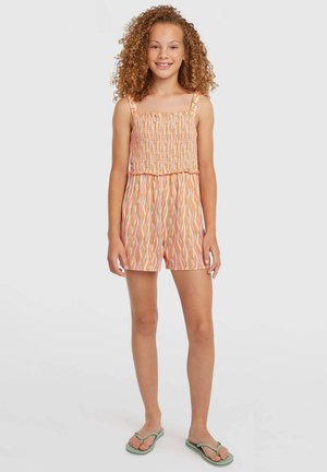 Mono corto con estampado multicolor y tono durazno, con cuerpo fruncido y tirantes ajustables, combinado con chanclas verdes. Textura de tela suave.