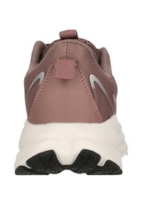 Sport schoen met een roze mesh bovenkant, reflecterende accenten en een gestructureerde witte rubberen zool. Beschikt over een trekhaak aan de achterkant voor gemakkelijk aan- en uittrekken.