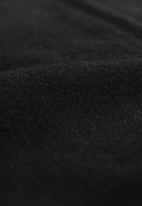 Material negru cu suprafață texturată, cu un model fin țesut și ușor lucios, care cade lin. Ideal pentru diverse articole vestimentare.