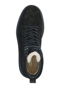 Černé nubukové kotníkové boty s kulatou špičkou, polstrovaným límcem a kontrastní krémovou podšívkou. Mají černé šněrování a pevnou podrážku s rybinovým vzorem.