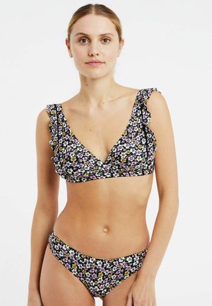 Set bikini floreale con sfondo nero. Il top presenta dettagli a volant, un profondo scollo a V e un motivo floreale in rosa, bianco e giallo.