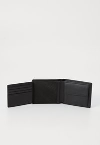 Portofel din piele neagră cu design bifold, având multiple sloturi pentru carduri, un compartiment din plasă pentru ID și o textură netedă.