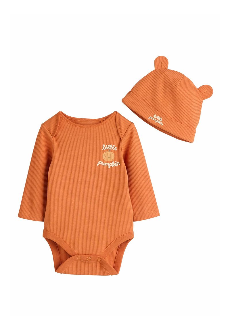 Bodysuit à manches longues rayé orange avec fermeture à pression et texte "petit potiron", accompagné d'un bonnet assorti avec des oreilles d'ours.