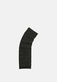 Manga larga de punto gris oscuro con una textura acanalada, forma alargada y un puño ligeramente doblado en la parte superior. Sin hardware visible ni patrones.