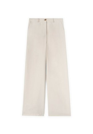 Pantalones de pierna ancha beige hechos de tejido ligero, con bolsillos frontales, cierre de botón y una textura suave.